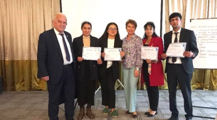 ИШТИРОКИ УСТОДОН ВА ДОНИШҶӮЁНИ ДАР КОФЕРЕНСИЯИ НАВБАТИИ БАРНОМАИ РУШДИ СОЗМОНИ МИЛЛАЛИ МУТТАҲИД ТАҲТИ УВОНИ “КЛИМАТИЧЕСКАЯ ШКАТУЛКА”